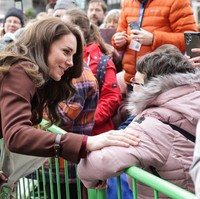 Selain bertemu dengan gurunya saat SD, Kate Middleton juga menyapa hangat masyarakat yang berkumpul untuk melihatnya dan Pangeran William saat berkunjung ke Cornwall. Foto: Getty Images