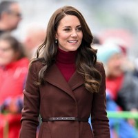 Kate Middleton mendampingi Pangeran William mengunjungi Museum Nasional Maritim di Cornwall, 9 Februari 2023. Kate seperti biasanya tampil memesona dengan gaya elegan memakai atasan turtleneck merah dan coat berwarna cokelat. Coat yang dipakai Princess of Wales ini datang dari brand Ted Baker. Foto: Getty Images