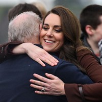 Kate Middleton memeluk erat sang guru sejarah di pertemuan reuni mereka setelah puluhan tahun tak berjumpa. Foto: Getty Images