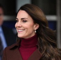 Kini untuk pertamakalinya setelah mendapatkan gelar Duke dan Duchess of Cornwall, Pangeran William dan Kate Middleton berkunjung ke Cornwall. Kota yang terletak di Inggris bagian barat daya ini berbatasan dengan laut sehingga terkenal dengan kemaritimannya. Foto: Getty Images