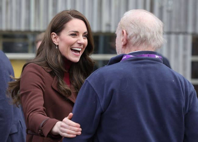 Kate Middleton bertemu dengan orang yang spesial saat datang ke Muesum Nasional Maritim di Cornwall. Orang itu adalah Jim Embury, guru sejarahnya di Sekolah Dasar yang kini bekerja di museum tersebut. Foto: Getty Images