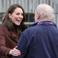 Kate Middleton bertemu dengan orang yang spesial saat datang ke Muesum Nasional Maritim di Cornwall. Orang itu adalah Jim Embury, guru sejarahnya di Sekolah Dasar yang kini bekerja di museum tersebut. Foto: Getty Images