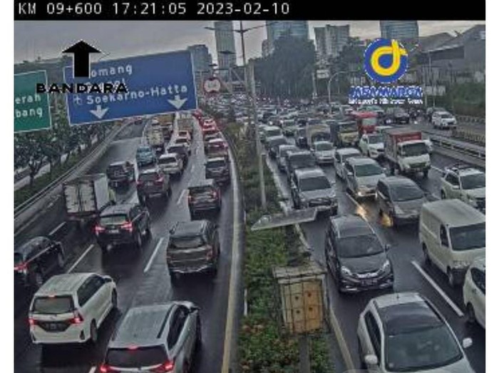 Kemacetan di ruas Tol Dalam Kota Jakarta, Jumat (10/2/2023)-(Screenshot aplikasi Travoy)