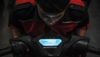 Siswa kelas XI SMKN 8 mengkonversikan motor bahan bakar minyak ke tenaga listrik yang diberi nama Matric 8 dengan daya 3.000 watt serta mampu menempuh jarak 50 kilometer.
