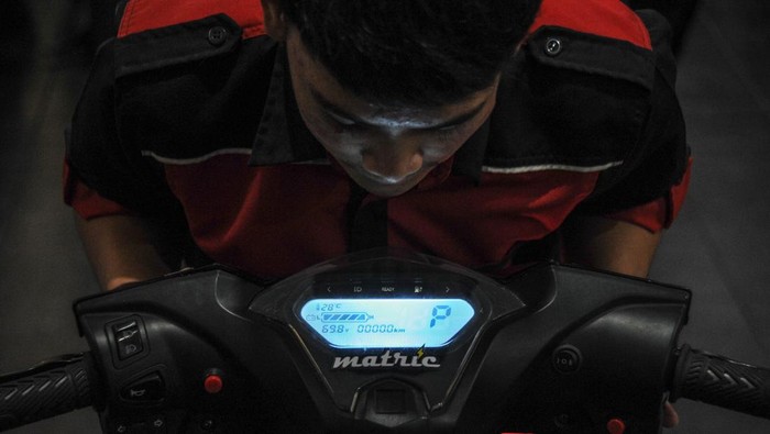 Keren, Siswa SMKN di Bandung Konversikan Motor BBM Jadi Motor Listrik Siswa SMK memeriksa komponen sepeda motor berbahan bakar minyak yang telah dikonversikan ke listrik di SMKN 8 Bandung, Jawa Barat, Jumat (10/2/2023). Siswa kelas XI SMKN 8 mengkonversikan motor bahan bakar minyak ke tenaga listrik yang diberi nama Matric 8 dengan daya 3.000 watt serta mampu menempuh jarak 50 kilometer.