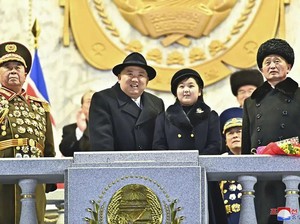 Kala Kim Jong Un Pamer Rudal Nulkir Bersama Putrinya