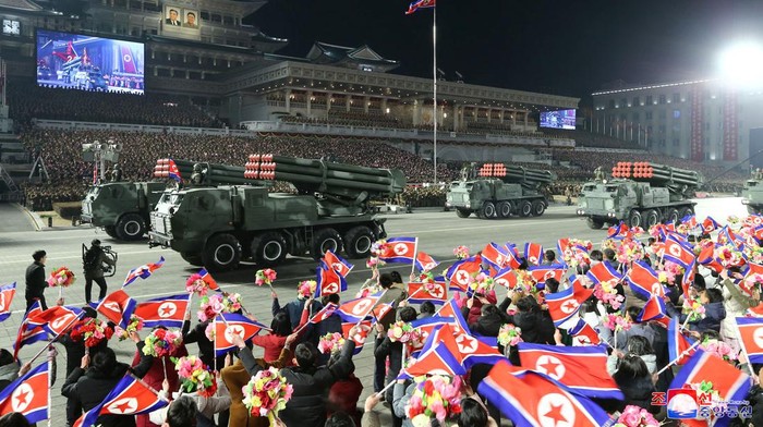 Kim Jong Un Pamer Kekuatan Militer Korea Utara