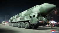 Untuk menggerakkan monster dengan bobot kosong mencapai 42 ton ini, WS51200 dicekoki mesin diesel buatan Cummins KTTA19-C700. Mesin itu mampu menggelontorkan tenaga sebesar 700 daya kuda dengan kecepatan maksimum 60 km/jam. Tenaga di atas disalurkan melalui 3 as di bagian depan dan tiga as bagian belakang. Foto: via REUTERS/KCNA