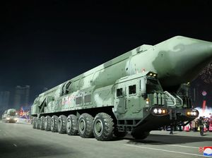 Potret Gedenya Truk Pengangkut Senjata Nuklir Kebanggaan Kim Jong Un