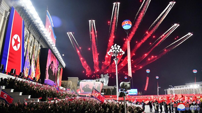 Kim Jong Un Pamer Kekuatan Militer Korea Utara General view of a military parade to mark the 75th founding anniversary of North Korea's army, in Pyongyang, North Korea February 8, 2023, in this photo released by North Korea's Korean Central News Agency (KCNA). KCNA via REUTERS ATTENTION EDITORS - THIS IMAGE WAS PROVIDED BY A THIRD PARTY. REUTERS IS UNABLE TO INDEPENDENTLY VERIFY THIS IMAGE. NO THIRD PARTY SALES. SOUTH KOREA OUT. NO COMMERCIAL OR EDITORIAL SALES IN SOUTH KOREA.