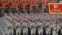 Korut juga memamerkan ribuan pasukannya dalam parade tersebut.   