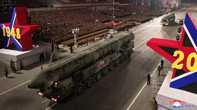 Kim Jong Un Pamer Kekuatan Militer Korea Utara
