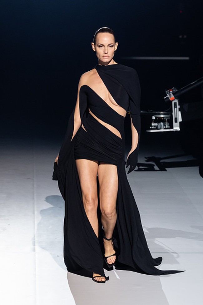 Fashion show koleksi Thierry Mugler Couture 2023 di Paris Couture Week 2023. Foto: dok. Victor Boyko/Getty Images.