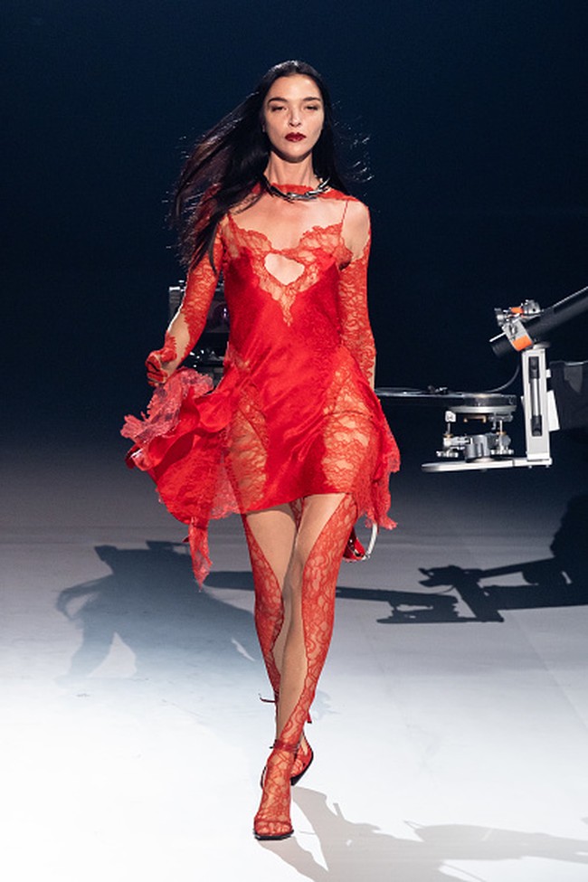 Fashion show koleksi Thierry Mugler Couture 2023 di Paris Couture Week 2023. Foto: dok. Victor Boyko/Getty Images.