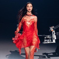 Fashion show koleksi Thierry Mugler Couture 2023 di Paris Couture Week 2023. Foto: dok. Victor Boyko/Getty Images.