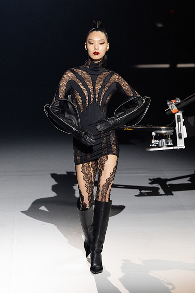 Fashion show koleksi Thierry Mugler Couture 2023 di Paris Couture Week 2023. Foto: Victor Boyko/Getty Images