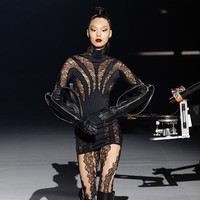 Fashion show koleksi Thierry Mugler Couture 2023 di Paris Couture Week 2023. Foto: Victor Boyko/Getty Images