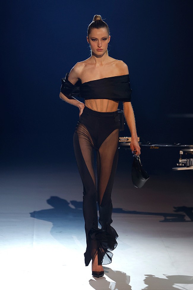 Fashion show koleksi Thierry Mugler Couture 2023 di Paris Couture Week 2023. Foto: dok. Victor Boyko/Getty Images.