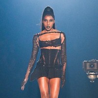 Fashion show koleksi Thierry Mugler Couture 2023 di Paris Couture Week 2023. Foto: dok. Victor Boyko/Getty Images.