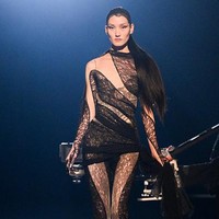 Fashion show koleksi Thierry Mugler Couture 2023 di Paris Couture Week 2023. Foto: dok. Victor Boyko/Getty Images.