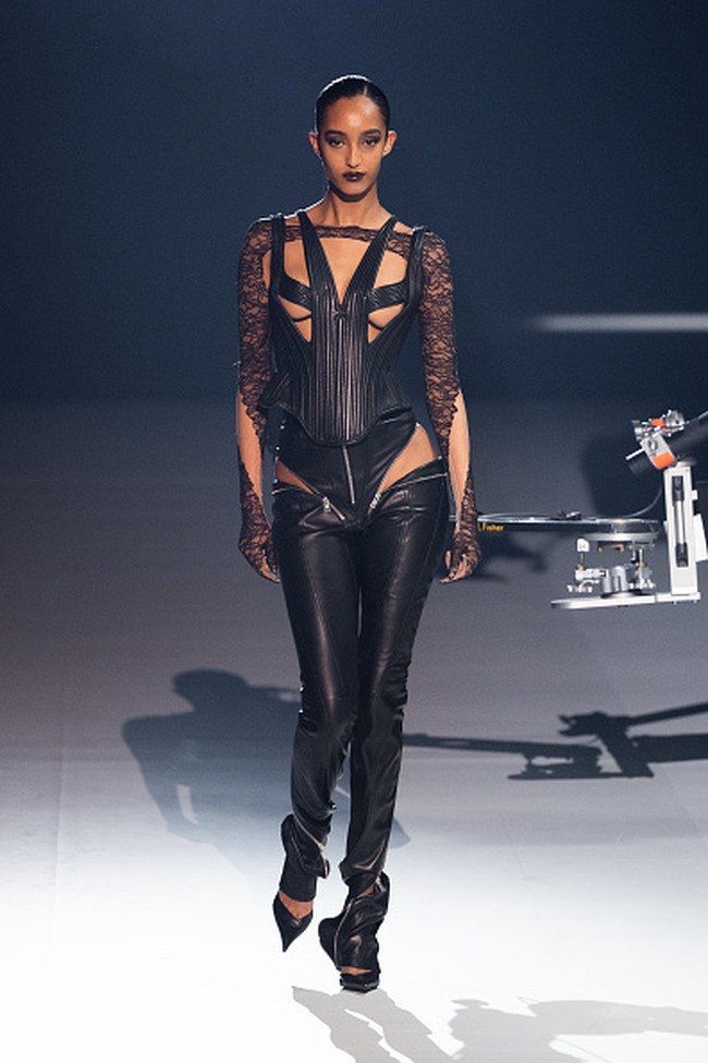 Fashion show koleksi Thierry Mugler Couture 2023 di Paris Couture Week 2023. Foto: dok. Victor Boyko/Getty Images.