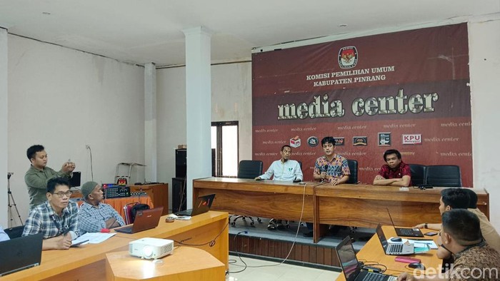 Komisioner KPU Pinrang saat melakukan rapat koordinasi di kantor KPU beberapa waktu yang lalu.