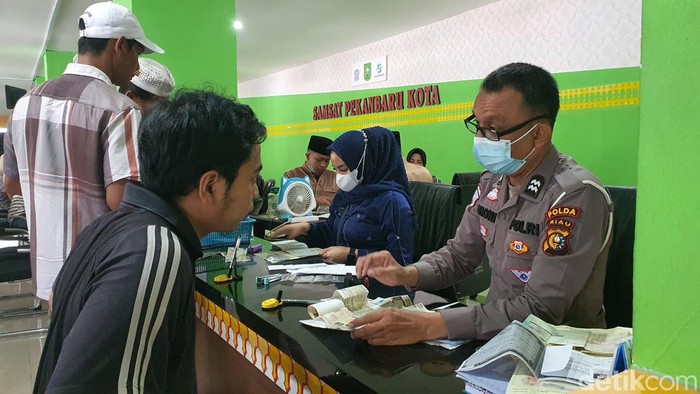 Kondisi di Kantor Samsat Pekanbaru ramai masyarakat bayar pajak (Raja Adil Siregar/detikSumut)