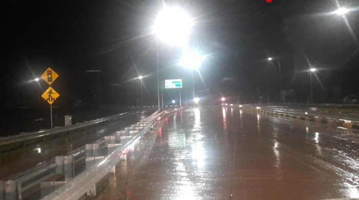 Kondisi jalan depan gerbang tol Blang Bintang yang sempat terendam banjir