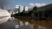 Jalan dan bangunan yang terendam banjir terlihat di jalan pesisir, akibat naiknya permukaan air laut.  