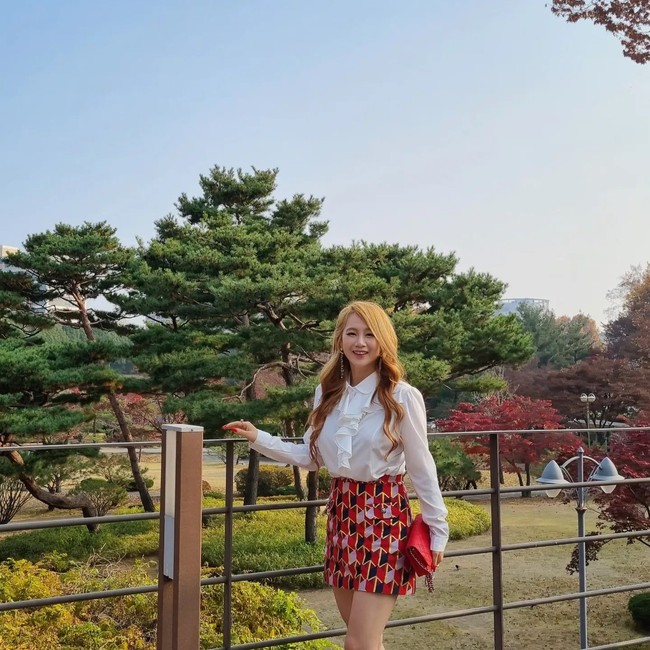 Lee Ji Young yang punya 3,5 juta murid tersebut pun mengungkap kisah di balik kerja kerasnya. Dikatakan jika ketika kecil, ia pernah hidup miskin karena itu berpikir harus sukses ketika dewasa dan bekerja keras untuk mewujudkannya. Foto: Instagram Lee Ji Young