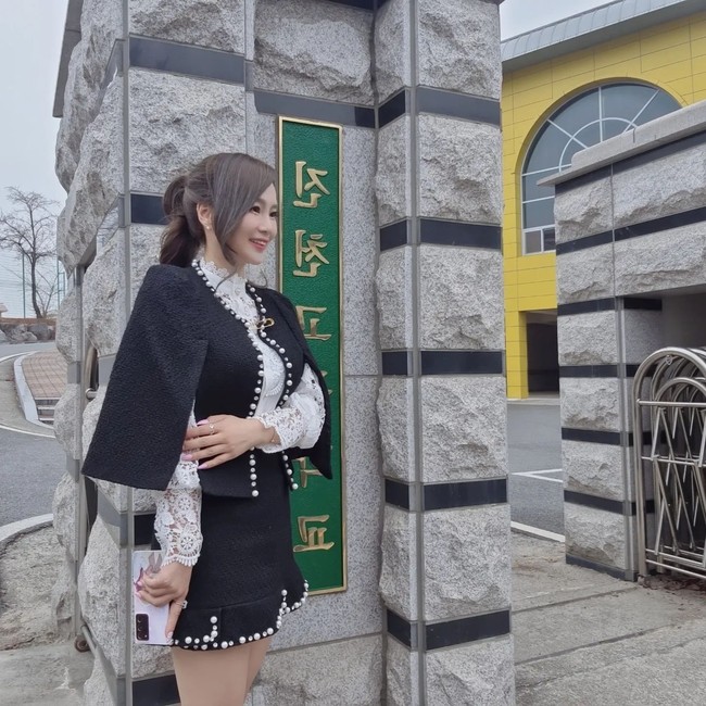 Aku menjalani rutinitas yang sangat sibuk, aku bangun pada 4:30 untuk siap-siap lalu pakai baju, 5:00 aku menata rambut dan riasan, 6:00 aku pergi kerja lalu mempersiapkan bahan pelajaran dan kertas-kertas untuk konferensi, 09:00 aku mengajar selama 13 jam tanpa jeda, pulang kerja pada 23:00, ungkapnya. Foto: Instagram Lee Ji Young