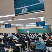 Bekerja dari pagi sampai malam adalah keseharian bagi Lee Ji Young. Ketika ia punya pekerjaan tambahan, tak jarang wanita 40 tahun tersebut harus tinggal di kantornya sampai 01:00. Rain pun terkejut dengan penjelasannya lalu bertanya apa yang dilakukan Lee ketika libur. Foto: Instagram Lee Ji Young