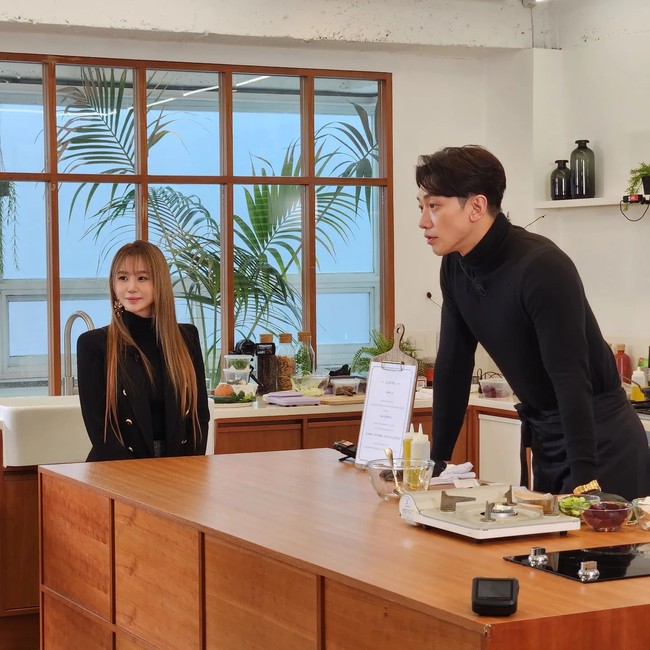 Baru-baru ini Lee Ji Young tampil di akun YouTube Rain, Season B Season, dan bicara mengenai profesinya. Terungkap bahwa Lee menjalani kehidupan yang sangat sibuk dan sering bekerja sampai larut malam. Foto: Instagram Lee Ji Young