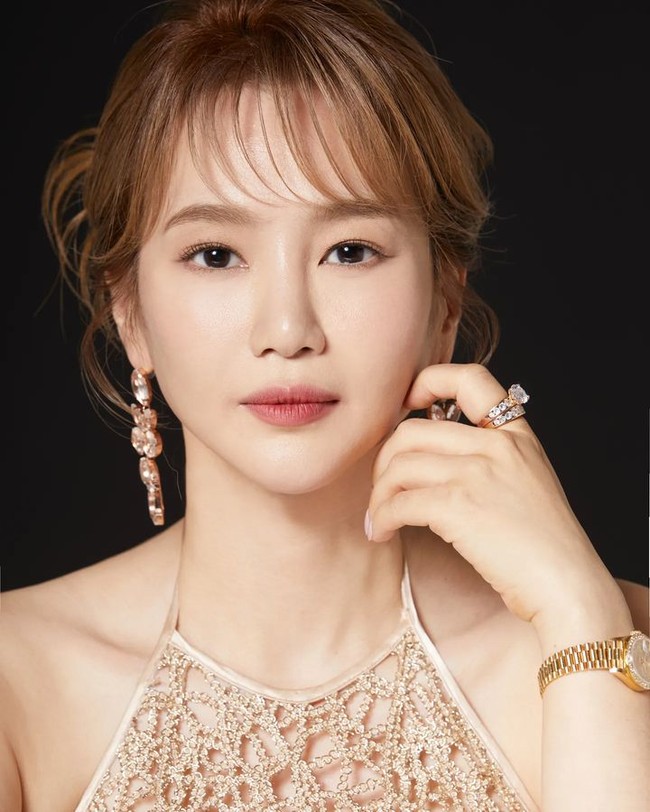 Untuk bisa sukses, Lee Ji Young pun bekerja keras untuk masuk Universitas Nasional Seoul. Aku sudah bekerja keras ketika SMA jadi aku pikir dari semua pelajar tidak ada yang bekerja lebih keras dariku. Bukan sudah pasti bahwa aku akan lulus? Tapi jika ada yang lebih baik dariku aku akan bertepuk tangan untuk dia, tutur lulusan S3 tersebut. Foto: Instagram Lee Ji Young