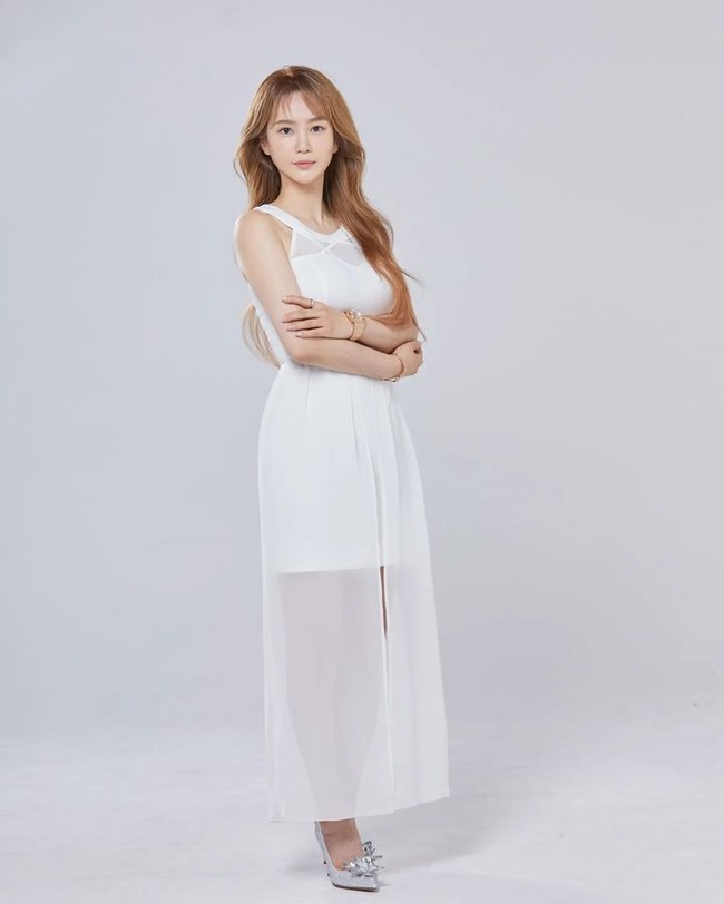 Bagi banyak orang mungkin kehidupan Lee Ji Young sangat melelahkan. Tapi ia sendiri mengaku memang suka belajar dan mengajar sehingga tidak merasa stres menjalaninya. Terlebih profesi itu juga sangat menghasilkan. Sejak 2014, gajiku tidak pernah kurang dari 10 juta won (Rp 120 miliar) per tahun, katanya.Menikmati pekerjaannya sebagai seorang mentor atau guru les, wanita yang belum menikah itu juga mengaku tidak terlalu tertarik dengan percintaan.Foto: Instagram Lee Ji Young