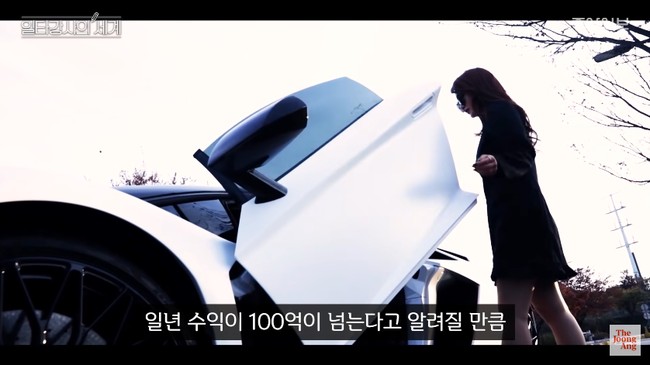 Lee Ji Young juga sering jadi sorotan karena punya 10 mobil mewah, termasuk dari brand Lamborghini, Ferrari, dan McLaren, Mercedes hingga Porsche. Total koleksi kendaraannya mencapai 2 miliar won atau Rp 24 miliaran. Foto: YouTube Lee Ji Young