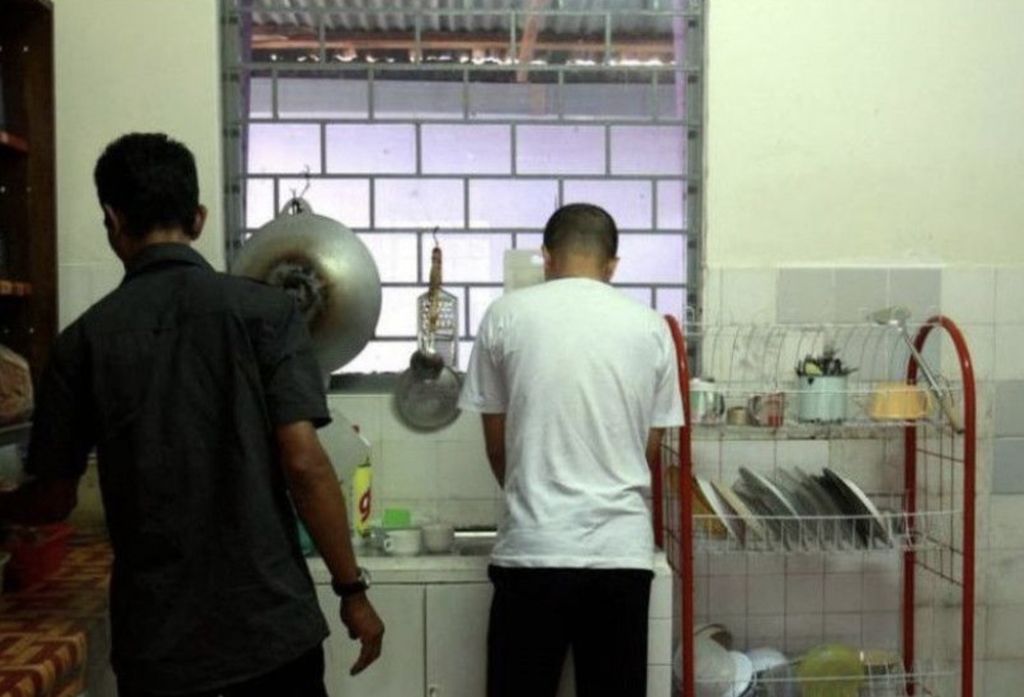 Malas Cuci Piring, Pria Ini Didatangi Pocong yang Cari Sisa Makanan