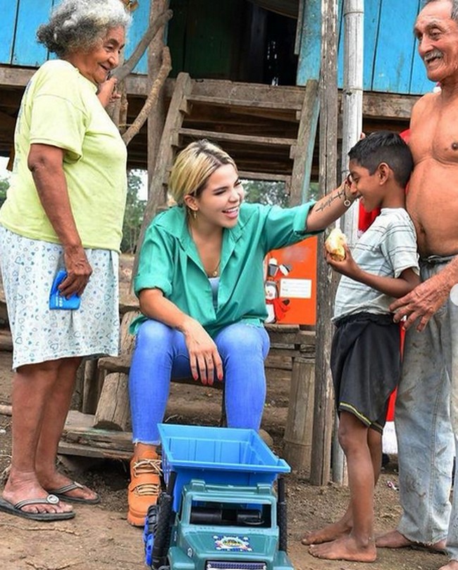 Potret Mafer saat blusukan ke kampung-kampung. Saat sedang berkampanye, Mafer melepas atribut glamournya. Foto: dok. Instagram/@maferitavargasok Verified