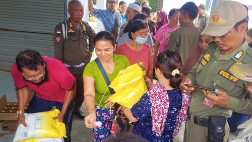 Masyarakat saat membeli beras dan minyak goreng murah dalam operasi pasar di Pasar Rakyat Subagan, Karangasem, Bali, Jumat (10/2/2023).