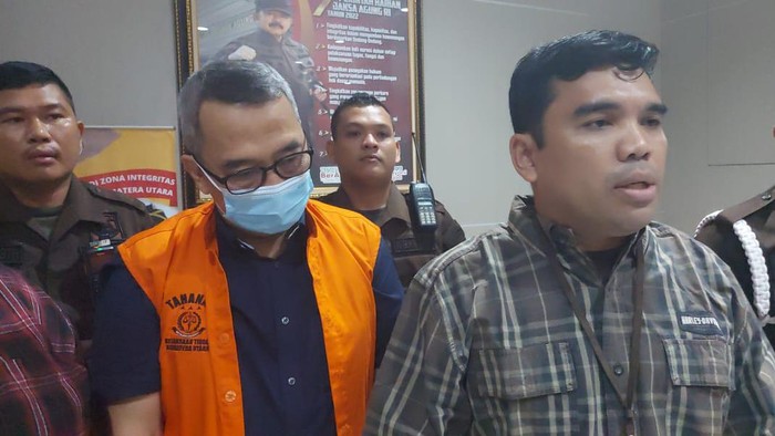 Memet Siregar (rompi kuning) usai ditangkap Kejatisu