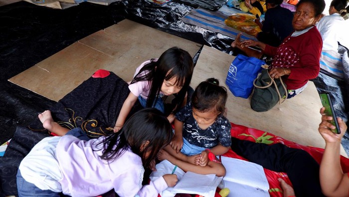 Pengungsi beristirahat di tenda darurat yang didirikan di halaman Kantor Denjasa Angkutan dan Denhar Jasa Int Bekangdam XVII/Cenderawasih di Weref, Kota Jayapura, Papua, Jumat (10/2/2023). Berdasarkan data Badan Penanggulangan Bencana Daerah (BPBD) Papua, akibat gempa magnitudo 5,4 yang terjadi pada 9 Februari 2023 itu mengakibatkan empat korban jiwa, 2.261 orang mengungsi, dan puluhan bangunan mengalami kerusakan ringan hingga berat. ANTARA FOTO/Sakti Karuru/aww.