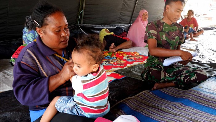 Pengungsi beristirahat di tenda darurat yang didirikan di halaman Kantor Denjasa Angkutan dan Denhar Jasa Int Bekangdam XVII/Cenderawasih di Weref, Kota Jayapura, Papua, Jumat (10/2/2023). Berdasarkan data Badan Penanggulangan Bencana Daerah (BPBD) Papua, akibat gempa magnitudo 5,4 yang terjadi pada 9 Februari 2023 itu mengakibatkan empat korban jiwa, 2.261 orang mengungsi, dan puluhan bangunan mengalami kerusakan ringan hingga berat. ANTARA FOTO/Sakti Karuru/aww.