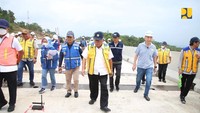 Menteri Pekerjaan Umum dan Perumahan Rakyat (PUPR) Basuki Hadimuljono mengunjungi lokasi Istana Kepresidenan di Ibu Kota Negara (IKN) Nusantara. Basuki menyebut pembangunan istana presiden sudah berproses. Sore ini saya Basuki Hadimuljono menteri PUPR bersama para mitra, para dirjen berada di tapak Istana Nusantara kita. Sekarang sudah berposes, keren, katanya, dikutip dari Instagram Kementerian PUPR, Sabtu (18/2/2023). (Dok. Kementerian PUPR)
