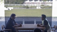 Sambil menunggu menu sarapan, kedua ketum parpol koalisi Jokowi ini berbincang santai.