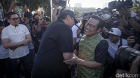 Airlangga Hartanto dan rombongan tiba pukul 07.45 WIB. Airlangga tampak mengenakan pakaian serba hitam. Selang beberapa waktu, Cak Imin tiba di lokasi mengenakan kaos hitam dan rompi berwarna hijau.