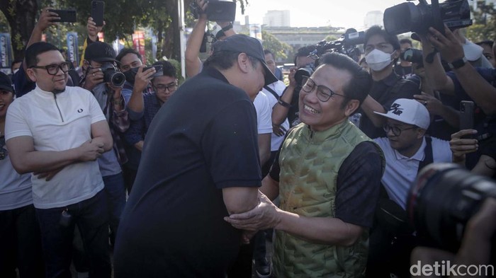 Ketum PKB Muhaimin Iskandar atau Cak Imin bertemu Ketum Partai Golkar Airlangga Hartanto di Istora Senayan, Jakarta. Mereka jalan santai sambil bicara Pemilu 2024.