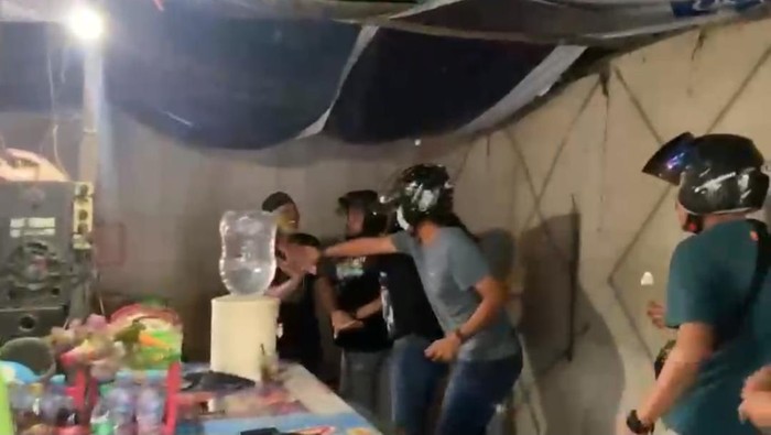 Momen penangkapan pelaku pembakaran mantan pacar di Banjarmasin, Kalsel.