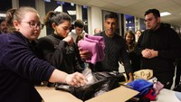Rishi Sunak juga sempat membantu mengemas barang-barang tersebut.