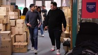 Perdana Menteri Inggris Rishi Sunak mengunjungi pusat donasi di London yang menghimpun bantuan untuk korban gempa Turki, 9 Februari 2023.