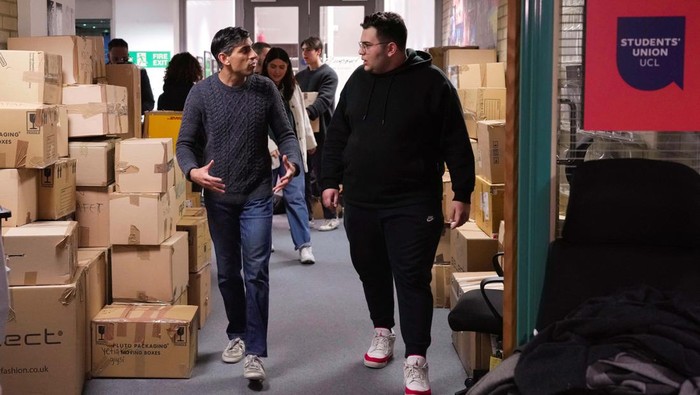 Momen PM Inggris Bantu Kemas Donasi untuk Korban Gempa Turki Britain's Prime Minister Rishi Sunak helps to pack the supplies at a donation centre that is supporting the Turkey earthquake appeal, in London, Thursday, Feb. 9, 2023. Kin Cheung/Pool via REUTERS